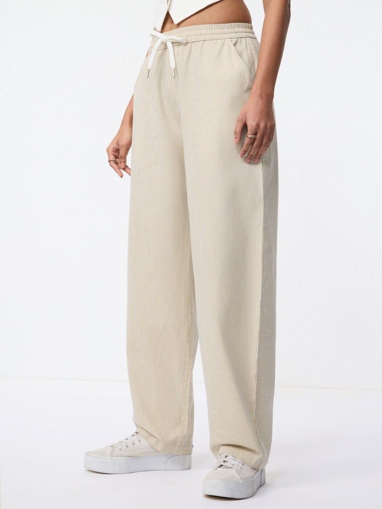 Barrel-Fit Pants: CrÃ¨me Women Barrel Pants
