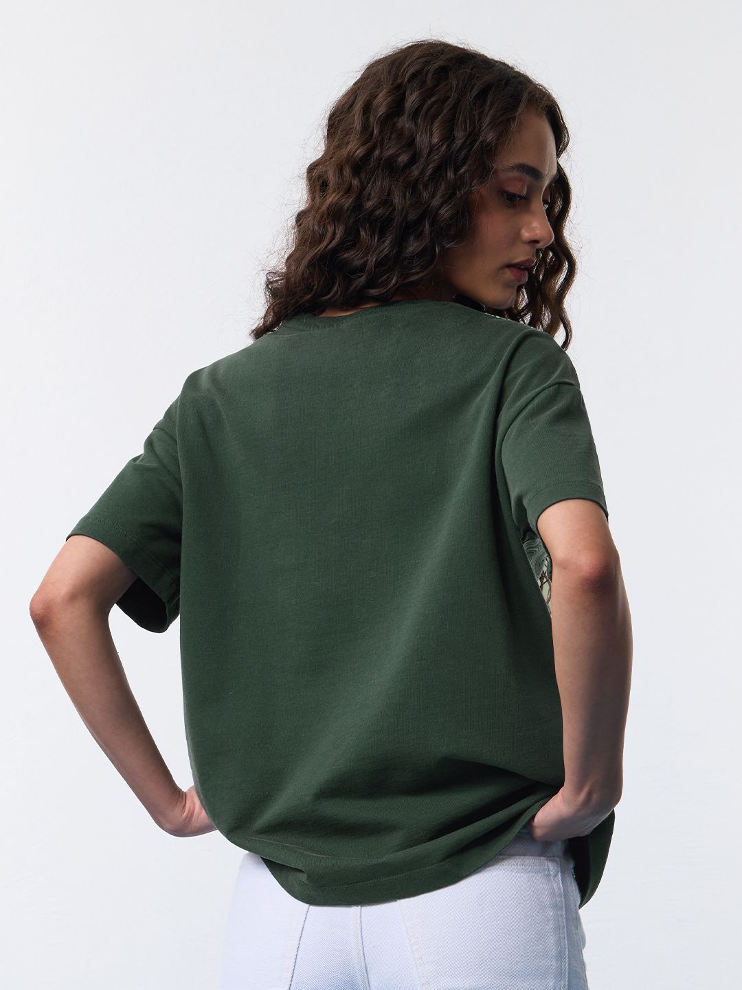 Tibetan Tales: Snow Lion Women Oversized T-Shirts
