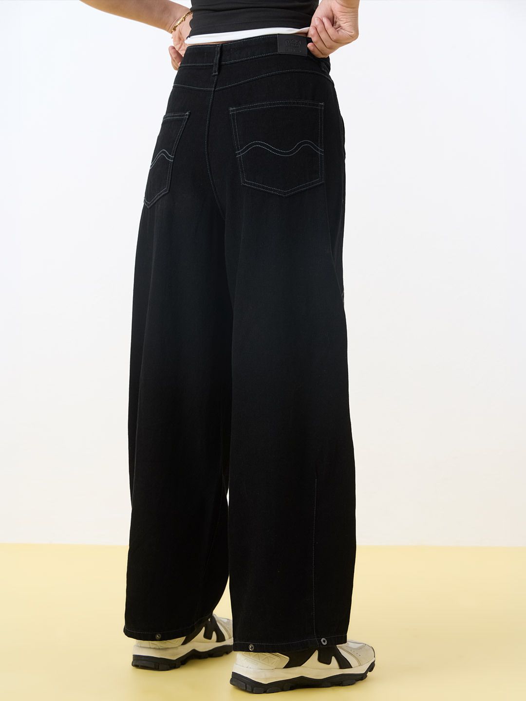 Barrel-Fit Denim: Street Style Women Barrel Denims
